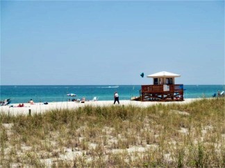 Patrząc przez wydmy na Venice Beach Florida