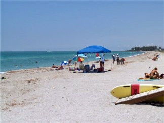 Regardant le nord de Venice Beach en Floride